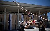 Des membres de la garde d'honneur de la Knesset, du commandement du Front intérieur, des pompiers, de Tsahal, de la police israélienne et des services médicaux d'urgence du Magen David Adom participent à un exercice d'urgence simulant un tremblement de terre à la Knesset, Jérusalem, le 13 juin 2017. (Crédit: Hadas Parush/Flash90)