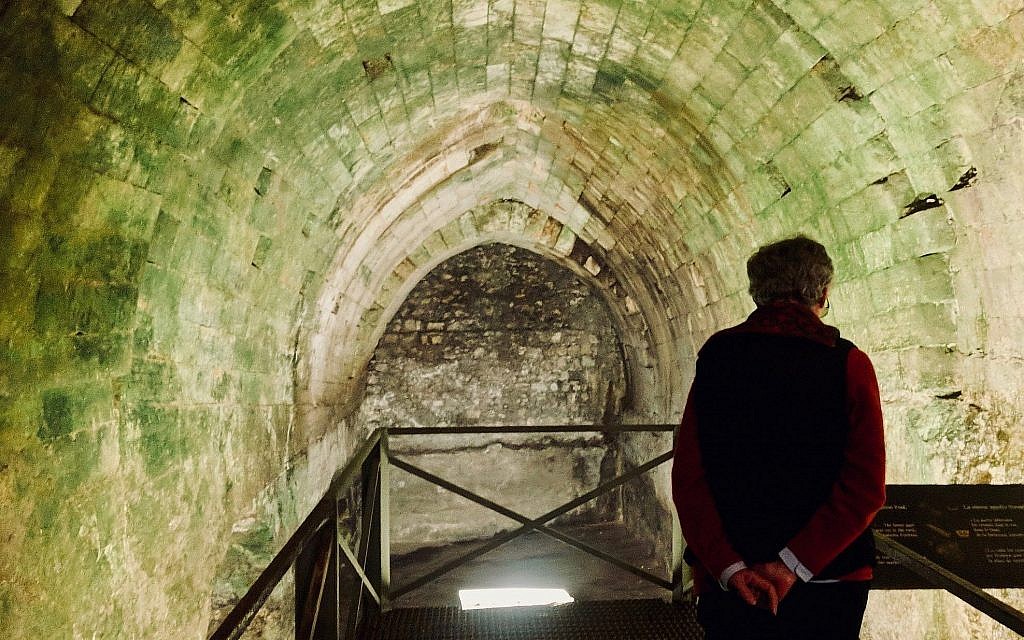 La soeur Celia Martin de Notre Dame de Sion dans la citerne souterraine du bâtiment d'Ecce homo, qui devait servir à fournir de l'eau à l'ancien Temple il y a 2000 ans, le 3 janvier 2018 (Crédit : Melanie Lidman/Times of Israel) La soeur Celia Martin de Notre Dame de Sion dans la citerne souterraine du bâtiment d'Ecce homo, qui devait servir à fournir de l'eau à l'ancien Temple il y a 2000 ans, le 3 janvier 2018 (Crédit : Melanie Lidman/Times of Israel)