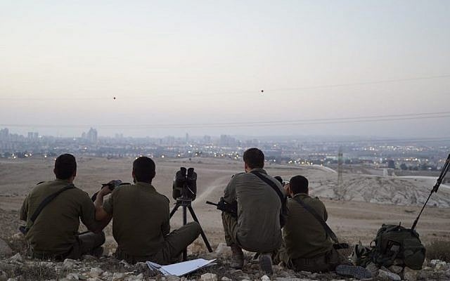 Les soldats israéliens lors d'un exercice simulant une guerre dans la bande de Gaza, au mois de juillet 2018 (Crédit : Armée israélienne) Les soldats israéliens lors d'un exercice simulant une guerre dans la bande de Gaza, au mois de juillet 2018 (Crédit : Armée israélienne)