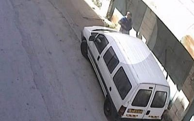 Un observateur international de TIPH (Présence internationale temporaire à Hébron) soupçonné d'avoir crevé les pneus d'un habitant israélien à Hébron. (Capture d'écran de Hadashot news)