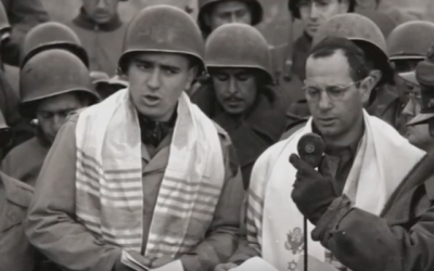 Max Fuchs (à gauche) a aidé à diriger un office religieux historique pour les soldats juifs américains à Aix-la-Chapelle, en Allemagne, en 1944. (Capture d'écran : YouTube via JTA)
