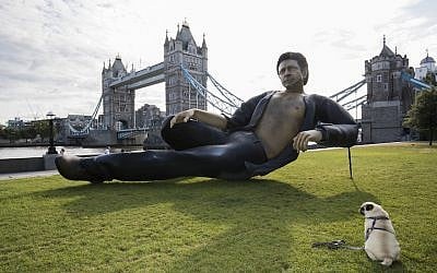 Pour marquer l'anniversaire des 25 ans depuis la première projection de "Jurassic Park" au Royaume-Uni, le service de NOW TV a dévoilé une statut de l'acteur Jeff Goldblum, presque torse nu, à  Potters Field, le 18 juillet 2018 à Londres, au Royaume-Uni (Crédit : John Phillips/Getty Images)
