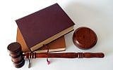 Illustration : des livres de droit et un marteau de juge. (Crédit : Pixabay)