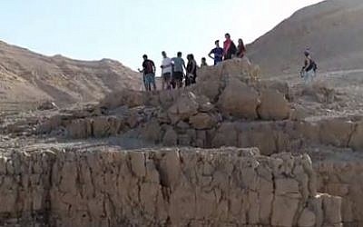 Les survivants de la crue subite qui avait tué 10 adolescents dans le sud d'Israël au mois d'avril 2018 de retour sur les lieux de la randonnée meurtrière (Capture d'écran/Hadashot news)