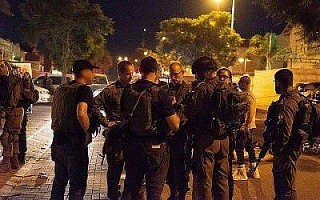Des officiers de l'armée israélienne sur la scène d'une attaque à l'arme blanche dans l'implantation d'Adam, en Cisjordanie, le 26 juillet 2018 (Crédit : Porte-parole de l'armée israélienne) Des officiers de l'armée israélienne sur la scène d'une attaque à l'arme blanche dans l'implantation d'Adam, en Cisjordanie, le 26 juillet 2018 (Crédit : Porte-parole de l'armée israélienne)