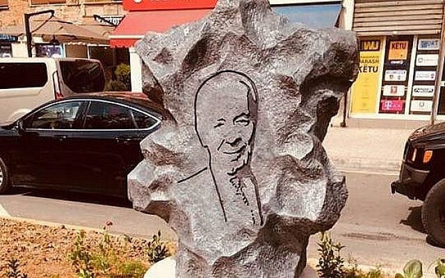 Un mémorial de feu Shimon Peres dévoilé à Tirana, en Albanie, le 26 juillet 2018 (Crédit : GENTI)