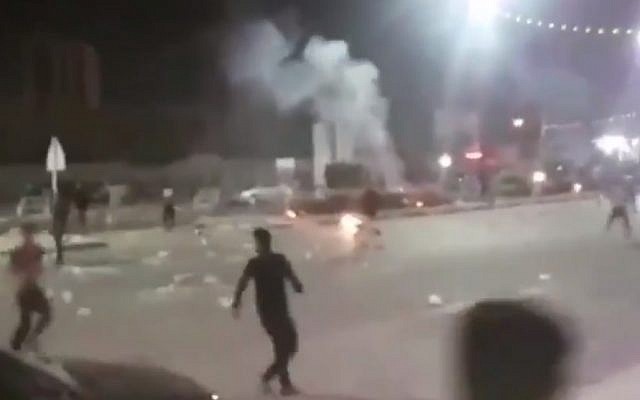 Capture d'écran d'une vidéo d'une manifestation à Khorramshahr, le 30 juin 2018. (Crédit : capture d'écran: Twitter/BBC) Capture d'écran d'une vidéo d'une manifestation à Khorramshahr, le 30 juin 2018. (Crédit : capture d'écran: Twitter/BBC)