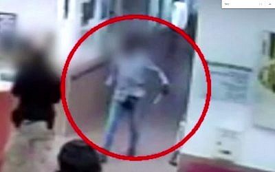 Des images d'une caméra de sécurité du centre médical Shmuel Harofe montre  Oshar Bakhit prenant le couteau avec lequel il a poignardé une infirmière Rachel Kovo. (Capture d'écran : YouTube)
