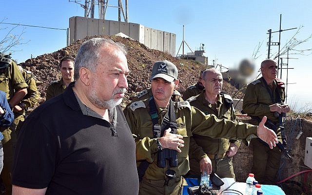 Le ministre de la Défense Avigdor Liberman entend un compte rendu du chef du Commandement Nord de Tsahal, le général de division Yoel Strick, sur l'évolution de la situation dans le sud de la Syrie, le 10 juillet 2018. (Ariel Hermoni/Ministère de la Défense) Le ministre de la Défense Avigdor Liberman entend un compte rendu du chef du Commandement Nord de Tsahal, le général de division Yoel Strick, sur l'évolution de la situation dans le sud de la Syrie, le 10 juillet 2018. (Ariel Hermoni/Ministère de la Défense)