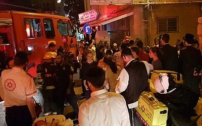 Les pompiers aux abords d'un appartement dévasté par un incendie dans le centre de Jérusalem (Crédit : Magen David Adom)
