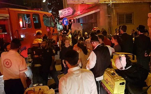 Les pompiers aux abords d'un appartement dévasté par un incendie dans le centre de Jérusalem (Crédit : Magen David Adom)