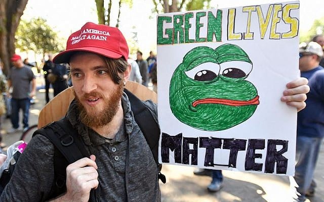 Un homme brandit une pancarte avec une image de Pepe the frog à un rassemblement à Berkeley, en Californie, le 27 avril 2017 (Crédit : Josh Edelson/AFP/Getty Images) Un homme brandit une pancarte avec une image de Pepe the frog à un rassemblement à Berkeley, en Californie, le 27 avril 2017 (Crédit : Josh Edelson/AFP/Getty Images)