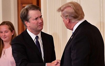 Le président Donald Trump (droite) annonce que le juge Brett Kavanaugh sera son candidat à la Cour suprême des Etats-Unis, dans la salle Est de la Maison Blanche, le 9 juillet 2018. (Capture d'écran : abcNEWS)