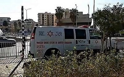 Une ambulance à Afula sur les lieux où un homme a été grièvement blessé dans l'explosion de sa voiture, le 23 juillet 2018 (Magen David Adom)