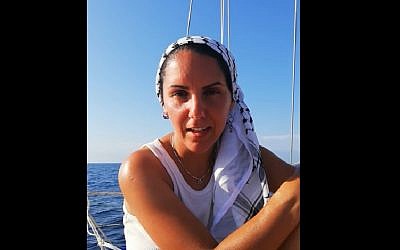 Une candidate au parlement suédois Oldoz Javidi, à bord d'un bateau qui vise à briser le blocus de Gaza. (Crédit : capture d'écran YouTube)