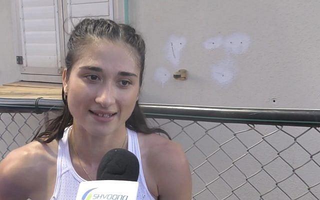 La sprinteuse Diana Vaisman après avoir battu le record du 100 mètres féminin israélien le 4 juillet 2018. (Capture d'écran : YouTube) La sprinteuse Diana Vaisman après avoir battu le record du 100 mètres féminin israélien le 4 juillet 2018. (Capture d'écran : YouTube)