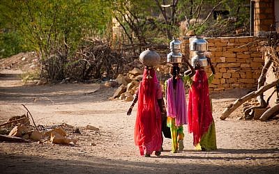 Photo d'illustration. Des femmes transportent de l'eau dans un village en Inde (Crédit : FrankCornfield; iStock by Getty Images)