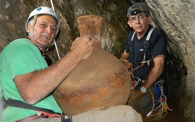 Dr. Danny Syon, de l'Autorité des antiquités israéliennes (à droite), et Dr. Yinon Shivtiel, du Zefat Academic College, dans la grotte frontalière au Liban le 29 juin 2018. (Crédit : Omri Gester)