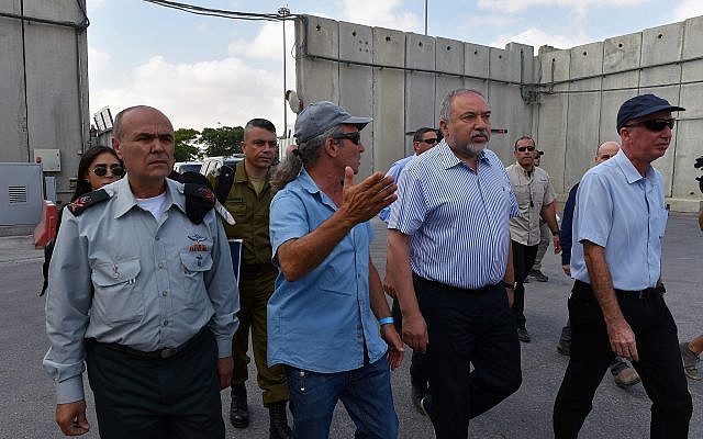 Le ministre de la Défense Avigdor Liberman visite le poste-frontière de Kerem Shalom, le 22 juillet 2018 (Crédit : Ariel Hermoni/ministère de la Défense) Le ministre de la Défense Avigdor Liberman visite le poste-frontière de Kerem Shalom, le 22 juillet 2018 (Crédit : Ariel Hermoni/ministère de la Défense)