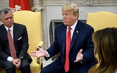 Le roi jordanien Abdallah II, (à gauche), et la First lady américaine Melania Trump, (à droite), écoutent le président américain Donald Trump faire une déclaration à la presse avant une réunion dans le Bureau ovale de la Maison Blanche, le 25 juin 2018 à Washington. (Crédit : AFP/Brendan Smialowski)