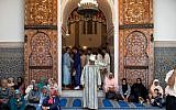 Les membres d'une confrérie soufie se rassemblent dans le mausolée de Moulay Idriss, fondateur de la première dynastie marocaine, dans la ville de Moulay Driss Zerhoun, dans la région de Meknes, au nord du Maroc, le 26 juillet 2018. (Crédit : AFP / FADEL SENNA)