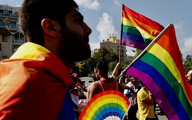 Les participants se rassemblent pour le défilé annuel de la gay pride à Jérusalem, le 2 août 2018. (Crédit : AFP / Gali TIBBON) Les participants se rassemblent pour le défilé annuel de la gay pride à Jérusalem, le 2 août 2018. (Crédit : AFP / Gali TIBBON)