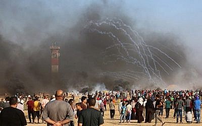 Des manifestants palestiniens à la frontière Israël-Gaza, à Khan Yunis dans le sud de la bande de Gaza, le 3 août 2018. (AFP/Said Khatib)."