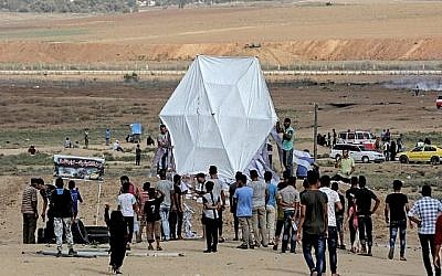 Les Palestiniens s'apprêtent à faire voler un cerf-volant près de la frontière de Gaza avec Israël, à l'est de Jabalia, le 3 août 2018. (AFP / MAHMUD HAMS)