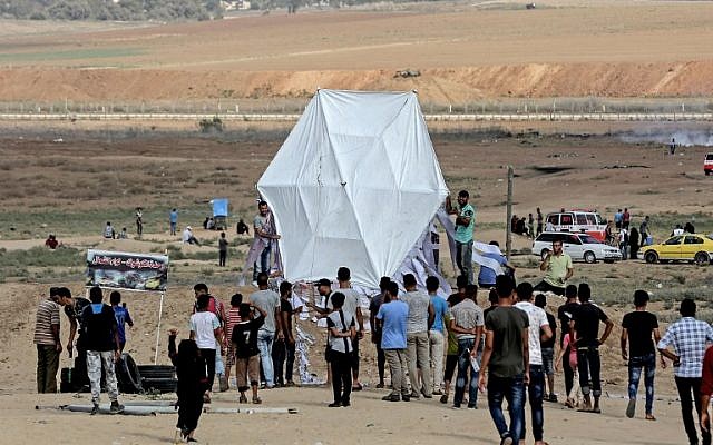 Les Palestiniens s'apprêtent à faire voler un cerf-volant près de la frontière de Gaza avec Israël, à l'est de Jabalia, le 3 août 2018. (AFP / MAHMUD HAMS)