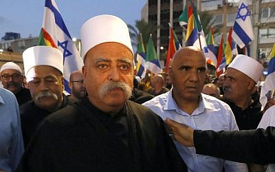 Le chef spirituel des druzes israélien Sheikh Muafak Tarif arrive au rassemblement où des membres de sa communauté et ses soutiens ont manifesté contre la loi sur l'Etat-nation juif à Tel Aviv, le 4 août 2018 (Crédit : AFP PHOTO / JACK GUEZ)