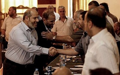 Les officiels du Hamas, Husam Badran (2ème-L) et Khalil al-Hayya (à gauche) arrivent pour une réunion avec les factions palestiniennes dans la ville de Gaza le 5 août 2018. (Photo AFP / Mahmud Hams)