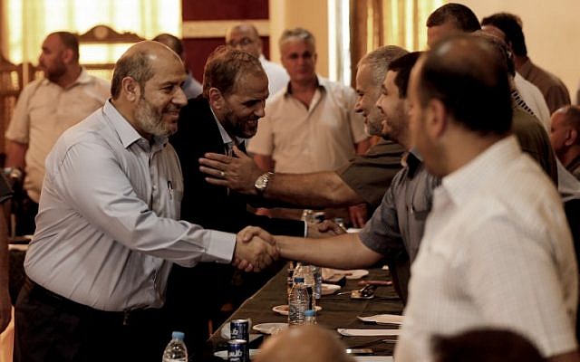 Les officiels du Hamas, Husam Badran (2ème-L) et Khalil al-Hayya (à gauche) arrivent pour une réunion avec les factions palestiniennes dans la ville de Gaza le 5 août 2018. (Photo AFP / Mahmud Hams) Les officiels du Hamas, Husam Badran (2ème-L) et Khalil al-Hayya (à gauche) arrivent pour une réunion avec les factions palestiniennes dans la ville de Gaza le 5 août 2018. (Photo AFP / Mahmud Hams)
