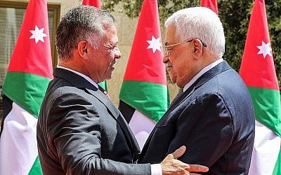 Le président de l'Autorité palestinienne Mahmoud Abbas (à droite) salue le roi Abdallah II de Jordanie à son arrivée au Palais royal, dans la capitale Amman, le 8 août 2018. (AFP/Pool/Khalil Mazraawi)
