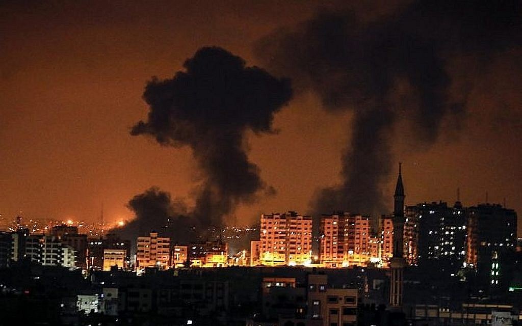 Une photo prise le 8 août 2018 à Gaza montre de la fumée suite à une frappe aérienne israélienne (AFP PHOTO / MAHMUD HAMS)