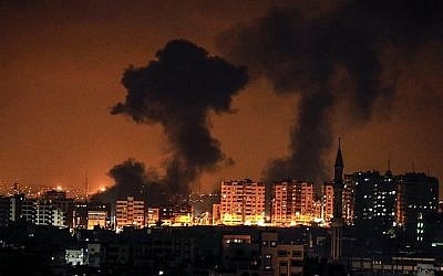 Une photo prise le 8 août 2018 à Gaza montre de la fumée suite à une frappe aérienne israélienne (AFP PHOTO / MAHMUD HAMS)