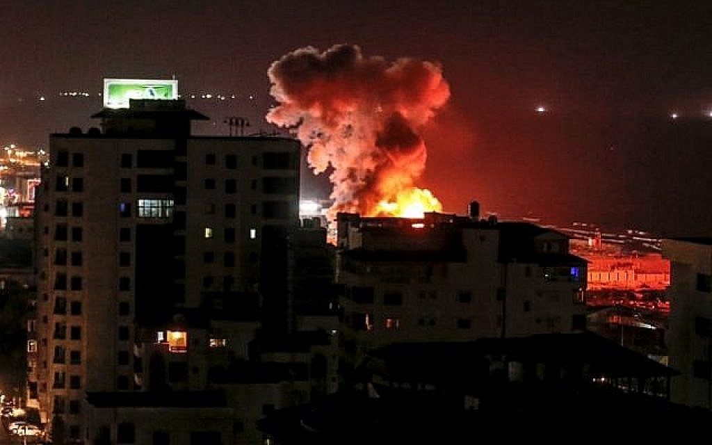 Une photo prise le 8 août 2018 dans la ville de Gaza montre de la fumée s'élevant après une frappe aérienne israélienne. (Crédit : AFP / MAHMUD HAMS)