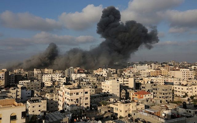 De la fumée se dégage d'un bâtiment à l'ouest de la ville de Gaza, ciblé par l'armée de l'air israélienne en réponse à une attaque à la roquette qui a frappé le sud d'Israël le 9 août 2018 (AFP Photo / Mahmud Hams) De la fumée se dégage d'un bâtiment à l'ouest de la ville de Gaza, ciblé par l'armée de l'air israélienne en réponse à une attaque à la roquette qui a frappé le sud d'Israël le 9 août 2018 (AFP Photo / Mahmud Hams)