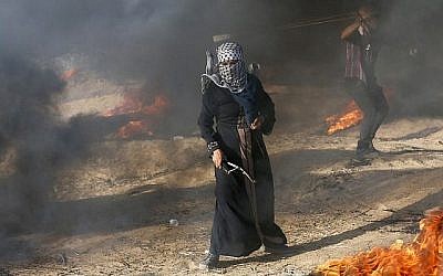 Un manifestant palestinien tient un lance-pierre lors d'une manifestation à la frontière israélo-gaza, à Khan Younis, dans le sud de la bande de Gaza, le 10 août 2018. (AFP PHOTO / Said KHATIB)