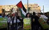 Les manifestants portent des banderoles lors d'une manifestation de protestation contre la loi de l'État-nation à Tel-Aviv le 11 août 2018. Sur les bannières en arabe: " C'est notre nation, c'est notre maison, l'arabe est notre langue ". (AFP/Ahmad GHARABLI)