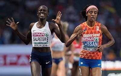 L'Israélienne Lonah Chemtai Salpeter (à gauche), pensant que la course était finie, à ses côtés Sifan Hassan, des Pays-Bas, alors qu'un tour restait à faire lors de la finale du 5000m féminin aux championnats d'Europe d'athlétisme au stade olympique de Berlin le 12 août 2018. (AFP PHOTO / DPA / Sven Hoppe)