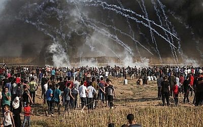 Une photo prise le 17 août 2018 montre des bombes lacrymogènes lancées par les forces israéliennes sur des manifestants palestiniens lors d'une manifestation le long de la frontière de la bande de Gaza, à l'est de la ville de Gaza (AFP PHOTO / MAHMUD HAMS)