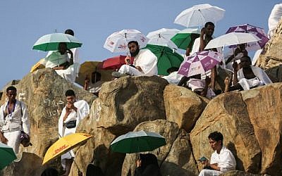 Des milliers  de pèlerins rassemblés sur le Mont Arafat, à La Mecque à l'occasion du Hajj, le 20 août 2018. (Crédit : AFP/ AHMAD AL-RUBAYE)