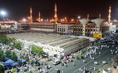 Des milliers  de pèlerins rassemblés à la msquée Namirah, près du Mont Arafat, à La Mecque à l'occasion du Hajj, le 20 août 2018. (Crédit : AFP/ AHMAD AL-RUBAYE)