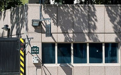 Un impact de balle visible sur la fenêtre de l'ambassade américaine à Ankara, le 20 août 2018. (Crédit : AFP/ STR)