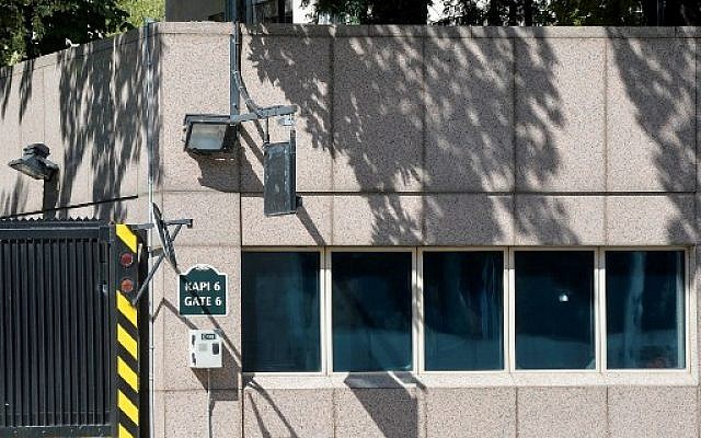 Un impact de balle visible sur la fenêtre de l'ambassade américaine à Ankara, le 20 août 2018. (Crédit : AFP/ STR) Un impact de balle visible sur la fenêtre de l'ambassade américaine à Ankara, le 20 août 2018. (Crédit : AFP/ STR)