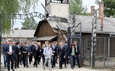 Le ministère des Affaires étrangères allemand Heiko Maas et une délégation à Auschwitz le 20 août 2018. (Crédit: AFP/ JANEK SKARZYNSKI)