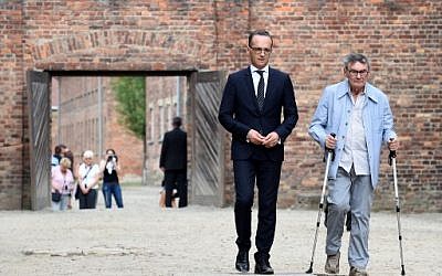 Le ministère des Affaires étrangères allemand Heiko Maas avec Marian Turski , rescapé d'Auschwitz et président du Jewish Historical Institute de Varsovie, Auschwitz le 20 août 2018. (Crédit: AFP/ JANEK SKARZYNSKI)