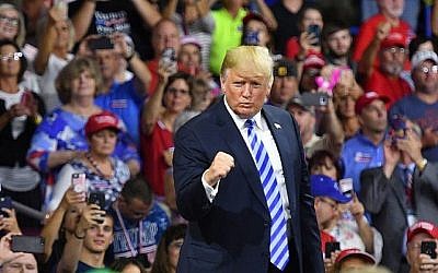 Le président américain Donald Trump salue ses partisans après avoir pris la parole lors d'un rassemblement politique au Charleston Civic Center à Charleston, en Virginie-Occidentale, le 21 août 2018. (AFP/Mandel Ngan)