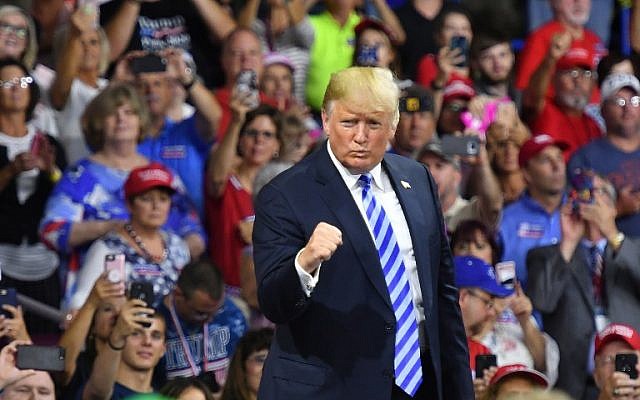 Le président américain Donald Trump salue ses partisans après avoir pris la parole lors d'un rassemblement politique au Charleston Civic Center à Charleston, en Virginie-Occidentale, le 21 août 2018. (AFP/Mandel Ngan) Le président américain Donald Trump salue ses partisans après avoir pris la parole lors d'un rassemblement politique au Charleston Civic Center à Charleston, en Virginie-Occidentale, le 21 août 2018. (AFP/Mandel Ngan)