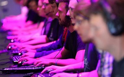Des visiteurs testent jeux vidéos au Gamescom de Cologne, le 22 août 2018. (Crédit : AFP PHOTO / dpa / Oliver Berg / Germany OUT)